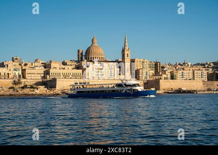 Bootstour zum Hafen. Luftbild über die Hauptstadt von Malta Valetta im Hintergrund Stockfoto