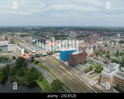 Zaandam, Nordholland, Niederlande, 2. Juni 2024: Skyline der Stadt auf Zaandam, nördlich von Amsterdam. Luftaufnahme. Stockfoto