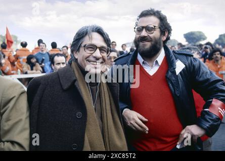 - Die Filmregisseure Luigi Magni und Paolo Pietrangeli nehmen an einer PCI-Demonstration gegen die Craxi-Regierung in Rom Teil (März 1984) - i registi cinematografici Luigi Magni e Paolo Pietrangeli partecipano a Roma ad una manifestazione del PCI contro il Governno Craxi (marzo 1984) Stockfoto