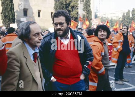 - Die Filmregisseure Citto Maselli und Paolo Pietrangeli nehmen an einer PCI-Demonstration gegen die Craxi-Regierung in Rom Teil (März 1984) - i registi cinematografici Citto Maselli e Paolo Pietrangeli partecipano a Roma ad una manifestazione del PCI contro il Governno Craxi (marzo 1984) Stockfoto