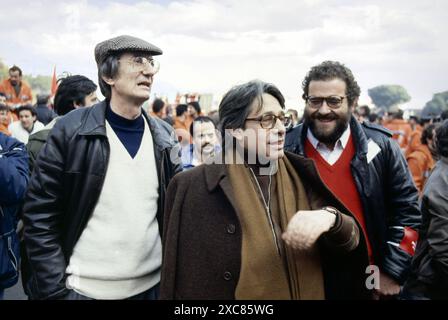 - Filmregisseure Carlo Lizzani, Luigi Magni und Paolo Pietrangeli nehmen an einer PCI-Demonstration gegen die Regierung von Craxi in Rom Teil (März 1984) - i registi cinematografici Carlo Lizzani, Luigi Magni e Paolo Pietrangeli partecipano a Roma ad una manifestazione del PCI contro il Governno Craxi (marzo 1984) Stockfoto