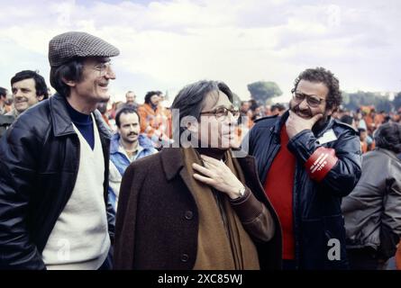 - Filmregisseure Carlo Lizzani, Luigi Magni und Paolo Pietrangeli nehmen an einer PCI-Demonstration gegen die Regierung von Craxi in Rom Teil (März 1984) - i registi cinematografici Carlo Lizzani, Luigi Magni e Paolo Pietrangeli partecipano a Roma ad una manifestazione del PCI contro il Governno Craxi (marzo 1984) Stockfoto