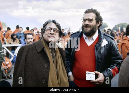 - Die Filmregisseure Luigi Magni und Paolo Pietrangeli nehmen an einer PCI-Demonstration gegen die Craxi-Regierung in Rom Teil (März 1984) - i registi cinematografici Luigi Magni e Paolo Pietrangeli partecipano a Roma ad una manifestazione del PCI contro il Governno Craxi (marzo 1984) Stockfoto