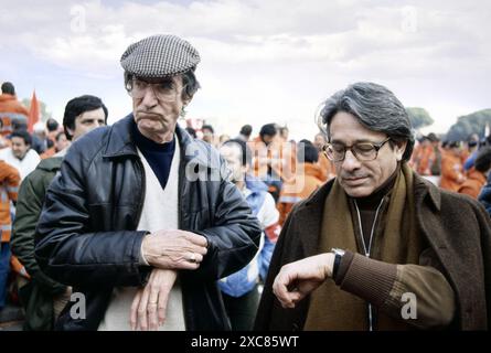 - Die Filmregisseure Carlo Lizzani und Luigi Magni nehmen an einer PCI-Demonstration gegen die Craxi-Regierung in Rom Teil (März 1984) - i registi cinematografici Carlo Lizzani e Luigi Magni partecipano a Roma ad una manifestazione del PCI contro il Governno Craxi (marzo 1984) Stockfoto