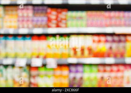 Abstrakte Unschärfe gesundes Fruchtsaftprodukt auf Supermarkt Regale Hintergrund Stockfoto