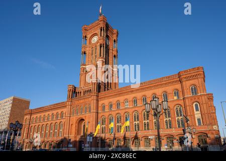 Das berühmte Rote Rathaus, das Rathaus von Berlin, an einem sonnigen Tag Stockfoto