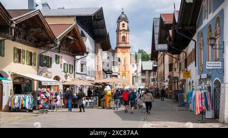 Die Marktgemeinde Mittenwald mit historischen Gebäuden Mittenwald liegt im Landkreis Garmisch-Partenkirchen, ist Deutschlands höchstgelegener Luftkurort und berühmt wegen der traditionellen Kunst des Geigenbaus. In der historischen Altstadt sind viele Häuser auf der Fassade mit kunstvoller Lüftlmalerei geschmückt. Blick in die Fußgängerzone mit den historischen Gebäuden der Altstadt. Mittenwald Bayern Deutschland *** die Marktstadt Mittenwald mit historischen Gebäuden liegt im Stadtteil Garmisch Partenkirchen, ist Deutschlands höchstes Luftkurort und berühmt für Stockfoto