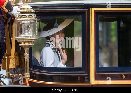 The Mall, Westminster, London, Großbritannien. Juni 2024. Die königliche Familie, massenhafte Bands und Truppen reisten die Mall hinunter zur Horse Guards Parade, um die Trooping of the Colour Zeremonie, auch bekannt als die Geburtstagsparade des Königs, zu veranstalten. Kate Middleton, Catherine, Prinzessin von Wales in einer geschlossenen Kutsche Stockfoto