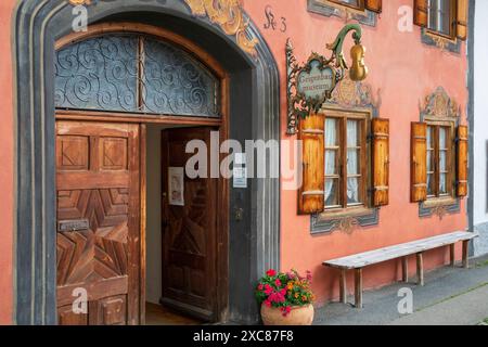 Die Marktgemeinde Mittenwald mit historischen Gebäuden Mittenwald liegt im Landkreis Garmisch-Partenkirchen, ist Deutschlands höchstgelegener Luftkurort und berühmt wegen der traditionellen Kunst des Geigenbaus. In der historischen Altstadt sind viele Häuser auf der Fassade mit kunstvoller Lüftlmalerei geschmückt. Blick auf die Fassade des Geigenbaumuseums in der Ballenhausgasse. Mittenwald Bayern Deutschland *** die Marktgemeinde Mittenwald mit historischen Gebäuden liegt im Stadtteil Garmisch Partenkirchen, ist Deutschlands höchstes Luftkurort und ist bekannt für die Stadt Stockfoto