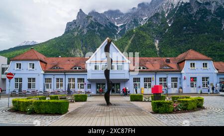 Die Marktgemeinde Mittenwald mit historischen Gebäuden Mittenwald liegt im Landkreis Garmisch-Partenkirchen, ist Deutschlands höchstgelegener Luftkurort und berühmt wegen der traditionellen Kunst des Geigenbaus. In der historischen Altstadt sind viele Häuser auf der Fassade mit kunstvoller Lüftlmalerei geschmückt. Im Bild der Bahnhof von Mittenwald, dahinter das Karwendelgebirge Mittenwald Bayern Deutschland *** die Marktgemeinde Mittenwald mit historischen Gebäuden liegt im Stadtteil Garmisch Partenkirchen, ist Deutschlands höchstes Luftkurort und ist berühmt für die Stadt Stockfoto