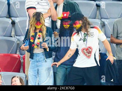 Heidi Klum (GNTM) mit Ehemann Tom Kaulitz und vier Kindern Lou (neben ihr), Johan, Henry und Leni mit Freund Aris Rachevsky im Gruppenspiel DEUTSCHLAND - SCHOTTLAND 5-1 der UEFA-Europameisterschaften 2024 am 14. Juni 2024 in München. Fotograf: ddp Images/STAR-Images Credit: ddp Media GmbH/Alamy Live News Stockfoto