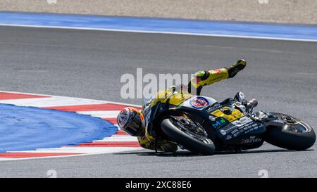 Misano Adriatico, Italien. Juni 2024. NÂ°29 Andrea Iannone ITA Ducati Panigale V4R TEAM GO ELF - Crash während Pirelli Emilia Romagna Runde - Tissot Superpole, World Superbike - SBK Rennen in Misano Adriatico, Italien, 15. Juni 2024 Credit: Independent Photo Agency/Alamy Live News Stockfoto