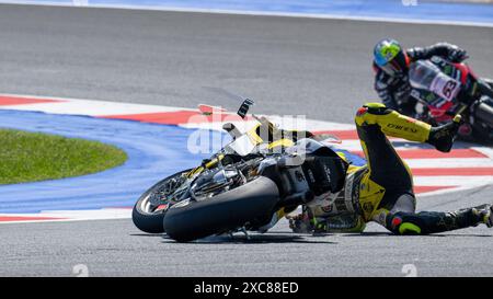 Misano Adriatico, Italien. Juni 2024. NÂ°29 Andrea Iannone ITA Ducati Panigale V4R TEAM GO ELF - Crash während Pirelli Emilia Romagna Runde - Tissot Superpole, World Superbike - SBK Rennen in Misano Adriatico, Italien, 15. Juni 2024 Credit: Independent Photo Agency/Alamy Live News Stockfoto