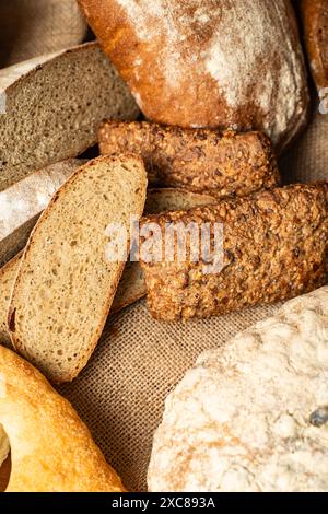 Verschiedene Brotsorten auf Leinwand. Vertikales Foto. Nahaufnahme. Hochwertige Fotos Stockfoto