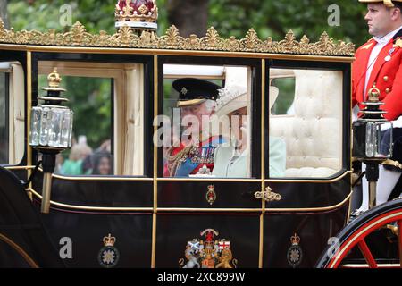 London, Großbritannien. Juni 2024. Truppe der Farbe. Im Juni findet jedes Jahr Trooping the Colour, auch bekannt als „The King's Birthday Parade“, auf der Horse Guards Parade in London statt. Mit seiner Majestät dem König, der den Salut nimmt, ist die Trooping the Colour der Höhepunkt des Zeremonialkalenders mit über 1400 Offizieren und Männern, 200 Pferden und den Marschkapellen der Haushaltsabteilung auf der Parade. König Charles und Königin Camilla fahren in einer Pferdekutsche zur Parade der Horse Guard. Quelle: Uwe Deffner/Alamy Live News Stockfoto