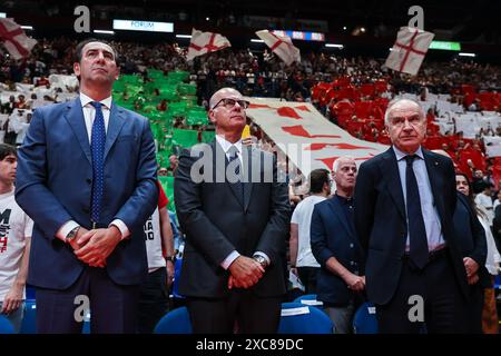 Giovanni Petrucci Präsident der FIP (R) und Umberto Gandini Vorsitzender der LBA (C) waren während des LBA Lega Basket A Finals 2024 Spiel 4 zwischen EA7 Emporio Armani Milan und Virtus Segafredo Bologna im Unipol Forum zu sehen. Endergebnis: Milano 85:73 Virtus Bologna. Stockfoto