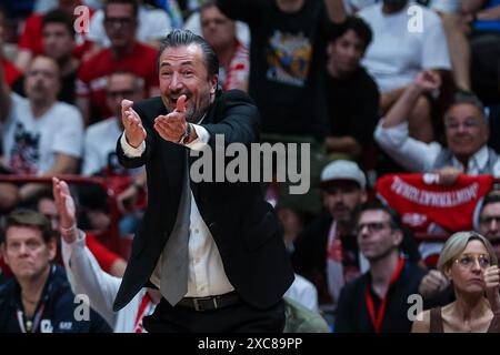 Luca Banchi Head Coach von Virtus Segafredo Bologna reagiert während des LBA Lega Basket A Finals 2024 Spiel 4 zwischen EA7 Emporio Armani Milan und Virtus Segafredo Bologna im Unipol Forum. Endergebnis: Milano 85:73 Virtus Bologna. Stockfoto