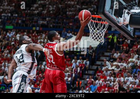 Kyle Hines #42 von EA7 Emporio Armani Milan (R) und Bryant Dunston #42 von Virtus Segafredo Bologna (L) in Aktion während des LBA Lega Basket A Finals 2024 Spiel 4 zwischen EA7 Emporio Armani Milan und Virtus Segafredo Bologna im Unipol Forum. Endergebnis: Milano 85:73 Virtus Bologna. Stockfoto