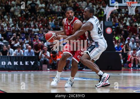 Kyle Hines #42 von EA7 Emporio Armani Milan (L) und Bryant Dunston #42 von Virtus Segafredo Bologna (R) in Aktion während des LBA Lega Basket A Finals 2024 Spiel 4 zwischen EA7 Emporio Armani Milan und Virtus Segafredo Bologna im Unipol Forum. Endergebnis: Milano 85:73 Virtus Bologna. Stockfoto