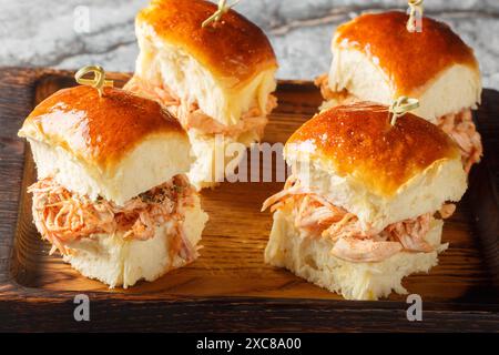 Chicken Parmesan Sliders Roll ist ein einfaches Slider-Rezept, das aus frittierten Hühnerkäpfchen, Tomatensoße und viel Käse aus der Nähe auf dem Holzbrett zubereitet wird Stockfoto