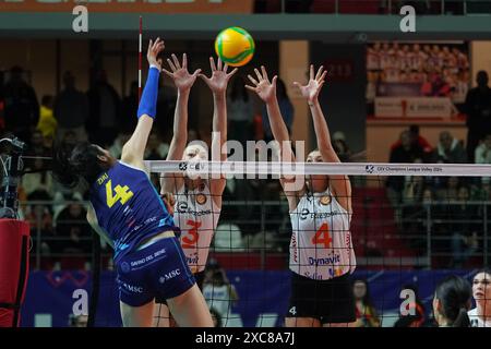 ISTANBUL, TURKIYE - 21. FEBRUAR 2024: Ting Zhu in Aktion beim Spiel Eczacibasi Dynavit gegen Savino Del Bene Scandicci CEV Champions League Volley Stockfoto