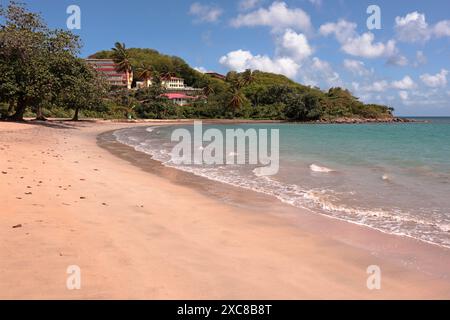 Blick nach Westen am westlichen Ende von Vigie Beach, St. Lucia. Stockfoto