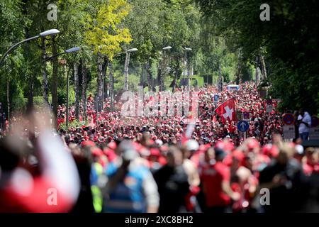 Köln, Deutschland. Juni 2024. Fußball, Europameisterschaft, Ungarn - Schweiz, Vorrunde, Gruppe A, Spieltag 1, Kölner Stadion. Die Schweizer Fans laufen ins Stadion. Quelle: Rolf Vennenbernd/dpa/Alamy Live News Stockfoto