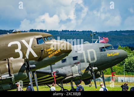 15. Juni 2024, Hessen, Wiesbaden: Zwei historische DC-3 stehen auf dem Flugplatz. Dieser Flugzeugtyp in der militärischen Version (C-47) wurde auch für den D-Day und die Berliner Luftbrücke eingesetzt. Dieser Flugzeugtyp in der militärischen Version (C-47) wurde auch für den D-Day und die Berliner Luftbrücke eingesetzt. Die US-Army Garrison Wiesbaden feiert den 75. Jahrestag des Endes der Berliner Luftbrücke auf dem Wiesbadener Army Airfield. Je nach Wetter findet auch ein Flugprogramm mit aktuellen und historischen Flugzeugen, Fallschirmspringern und einem „Bonbon Drop“ aus einem Oldtimer-Flugzeug statt. Foto: Andreas Arnold/dpa Stockfoto