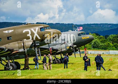 15. Juni 2024, Hessen, Wiesbaden: Zwei historische DC-3 stehen auf dem Flugplatz. Dieser Flugzeugtyp in der militärischen Version (C-47) wurde auch für den D-Day und die Berliner Luftbrücke eingesetzt. Dieser Flugzeugtyp in der militärischen Version (C-47) wurde auch für den D-Day und die Berliner Luftbrücke eingesetzt. Die US-Army Garrison Wiesbaden feiert den 75. Jahrestag des Endes der Berliner Luftbrücke auf dem Wiesbadener Army Airfield. Je nach Wetter findet auch ein Flugprogramm mit aktuellen und historischen Flugzeugen, Fallschirmspringern und einem „Bonbon Drop“ aus einem Oldtimer-Flugzeug statt. Foto: Andreas Arnold/dpa Stockfoto