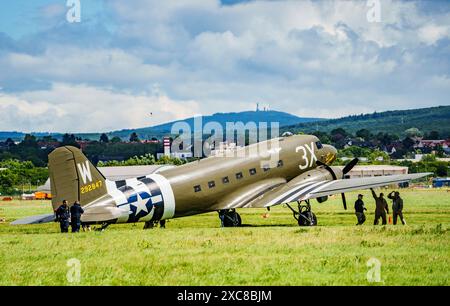 15. Juni 2024, Hessen, Wiesbaden: Eine historische DC-3 steht auf dem Flugplatz. Dieser Flugzeugtyp in der militärischen Version (C-47) wurde auch für den D-Day und die Berliner Luftbrücke eingesetzt. Dieser Flugzeugtyp in der militärischen Version (C-47) wurde auch für den D-Day und die Berliner Luftbrücke eingesetzt. Die US-Army Garrison Wiesbaden feiert den 75. Jahrestag des Endes der Berliner Luftbrücke auf dem Wiesbadener Army Airfield. Je nach Wetter findet auch ein Flugprogramm mit aktuellen und historischen Flugzeugen, Fallschirmspringern und einem „Bonbon Drop“ aus einem Oldtimer-Flugzeug statt. Foto: Andreas Arnold/dpa Stockfoto