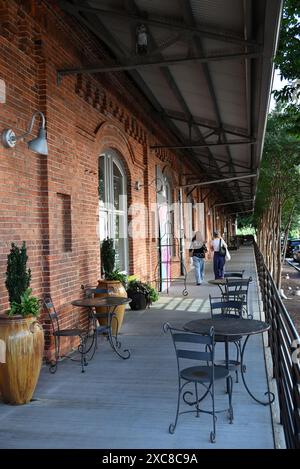 Alte Tabaklager, die in Wohnraum umgewandelt wurden, im historischen Viertel von Downtown Durham, North Carolina. Stockfoto