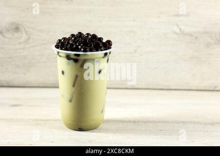 Ein Glas grüner Tee Latte mit Bubble Boba Taiwan Drink. Kopierbereich für Text Stockfoto