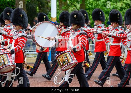 London Großbritannien. Diese beeindruckende Pracht findet an einem Samstag im Juni statt, der von den persönlichen Truppen seiner Majestät der Household Division on Horse Guards Parade durchgeführt wird. Über 1.400 Offiziere und Soldaten bilden die Parade zusammen mit 200 Pferden; über 400 Musiker aus zehn Bands und Trommelkorps marschieren und spielen im Einklang. Quelle: Mary-Lu Bakker/Alamy Live News Stockfoto