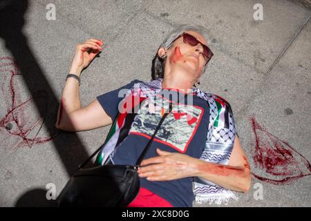 Madrid, Spanien. Juni 2024. Heute Morgen in Madrid simulierte eine Gruppe pro-palästinensischer Aktivisten einen israelischen Bombenanschlag auf Gaza, um die Aufmerksamkeit auf sich zu lenken und die Aktionen Israels gegenüber der palästinensischen Bevölkerung weiter anzuprangern. Quelle: D. Canales Carvajal / Alamy Live News Stockfoto