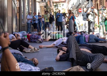 Madrid, Spanien. Juni 2024. Heute Morgen in Madrid simulierte eine Gruppe pro-palästinensischer Aktivisten einen israelischen Bombenanschlag auf Gaza, um die Aufmerksamkeit auf sich zu lenken und die Aktionen Israels gegenüber der palästinensischen Bevölkerung weiter anzuprangern. Quelle: D. Canales Carvajal / Alamy Live News Stockfoto