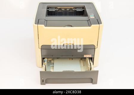 Laserdrucker mit offenem, leerem Papierfach auf weißem Hintergrund Stockfoto