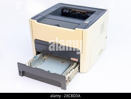 Drucker mit leerem Papierfach auf weißem Hintergrund Stockfoto