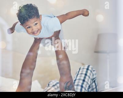 Vater, Sohn und Flugzeug im Schlafzimmer für Spaß, Liebe und Superhelden Balance oder Glück. Daddy, Junge und Spiel fliegendes Spiel für Freiheit, Fantasie, Unterstützung und Stockfoto