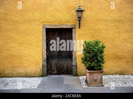 Fotografie von alten Türen; Vintage, Laterne; Rahmen; Haus; Home; Window; Village; Schottland; Großbritannien; Culross; Outlander; Außen; Pflanze; Stockfoto