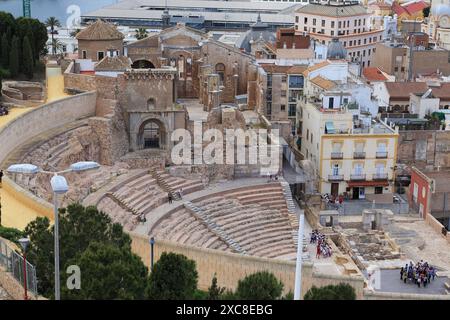 CARTAGENA, SPANIEN - 19. MAI 2017: Dies ist ein Blick aus der Luft auf die Ruinen des römischen Theaters und die Kathedrale St. Maria. Stockfoto