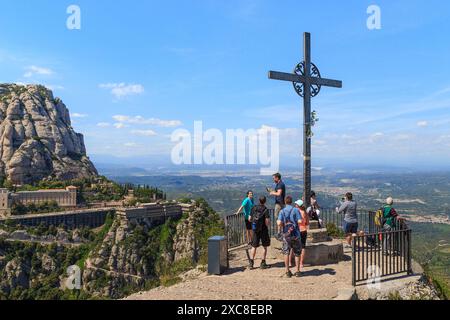 MONTSERRAT, SPANIEN - 15. MAI 2017: Dies ist das Kreuz des Hl. Michael und eine kleine Aussichtsplattform in den Bergen gegenüber dem Kloster Montserrat. Stockfoto