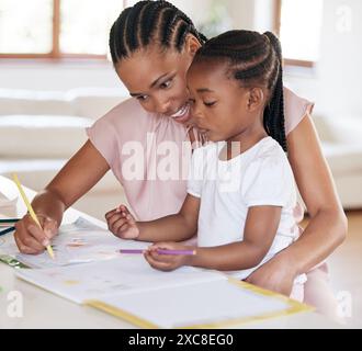 Mutter, Tochter und schwarze Familie im Zeichnen, Lounge zum Binden oder zusammen zum Glück zu Hause. Frau, Kunst und Mädchen für Bildung, Liebe oder Stockfoto