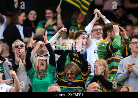 London, England. Samstag, 8. Juni 2024. Fans der Northampton Saints beim Gallagher Premiership Finale zwischen Bath und Northampton Saints in Twickenh Stockfoto