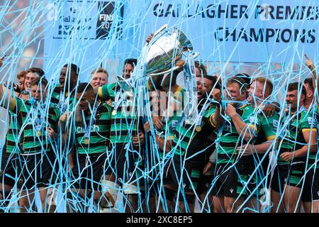 London, England. Samstag, 8. Juni 2024. Die Northampton Saints feiern mit der Trophäe während des Gallagher Premiership Finales zwischen Bath und Northampt Stockfoto
