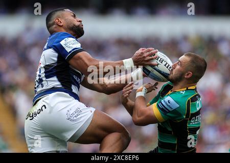 London, England. Samstag, 8. Juni 2024. Bades Joe Cokanasiga und Ollie Sleightholme der Northampton Saints im Finale der Gallagher Premiership Stockfoto