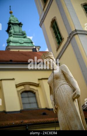 Statue von Szent Hedvig in der Budapester innerstädtischen Mutterkirche unserer Lieben Frau von der Himmelfahrt, Budapest, Ungarn Stockfoto