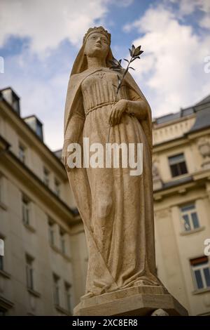 Statue von Szent Kinga in der innerstädtischen Mutterkirche unserer Lieben Frau von der Himmelfahrt in Budapest, Ungarn Stockfoto