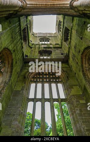 Blick auf und durch den Ruinenturm der Fountains Abbey, Ripon, North Yorkshire, england, Großbritannien. Stockfoto