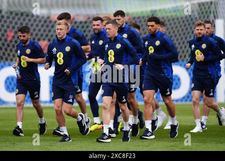 Schottlands Callum McGregor (Zentrum) während eines Trainings im Stadion am Groben in Garmisch-Partenkirchen. Bilddatum: Samstag, 15. Juni 2024. Stockfoto