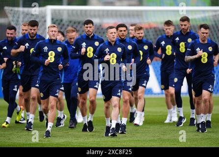 Schottlands Callum McGregor (Zentrum) während eines Trainings im Stadion am Groben in Garmisch-Partenkirchen. Bilddatum: Samstag, 15. Juni 2024. Stockfoto